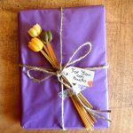 DIY empaquetado bonito con flores